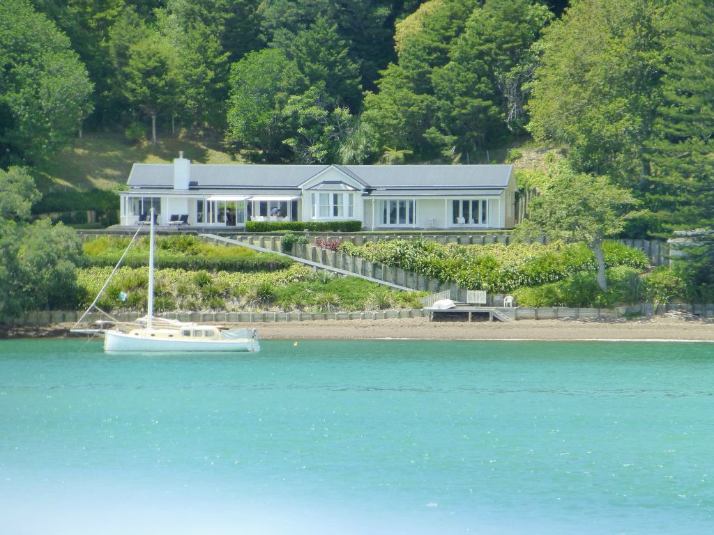 The renowned 'Hole in the Rock' cruise aboard Fullers.  Bay of Islands.